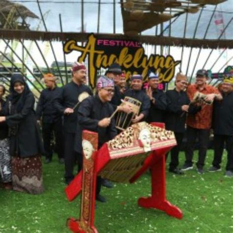 Suara Angklung dari Timur - Historia