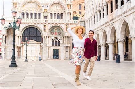 Pareja joven divirtiéndose durante su visita a venecia turistas que