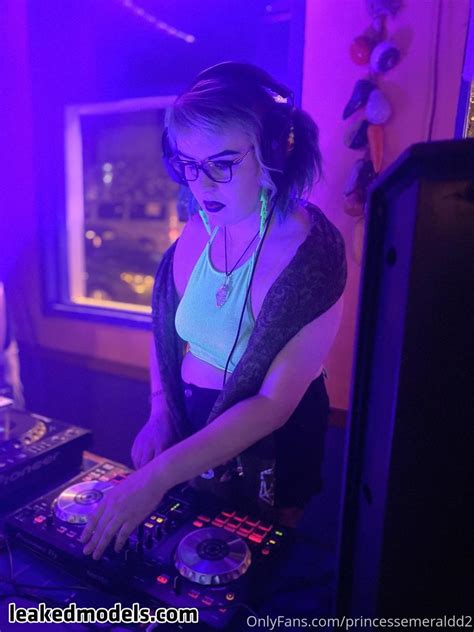 Princessemeraldd Naked Photos Leakedmodels The Fappening News