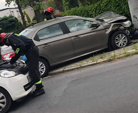 Zderzenie Peugeota i Skody Skrzyżowanie Żółkiewskiego i Mielczarskiego