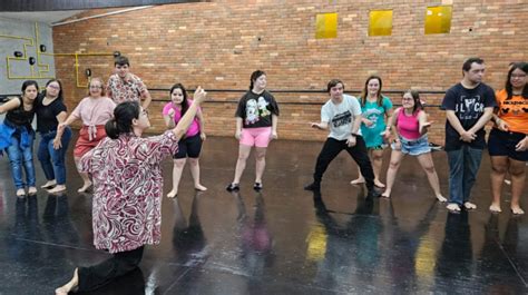 Projeto promove aulas de dança e teatro para crianças e adultos