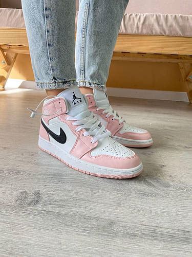 Купить Кожаные кроссовки Nike Jordan 1 Mid Barely Rose Высокие Розовые ...