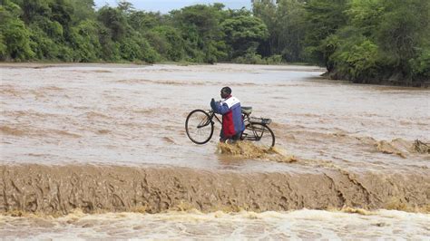 Warga Di Kenya Nekat Seberangi Sungai Yang Banjir Foto Liputan6