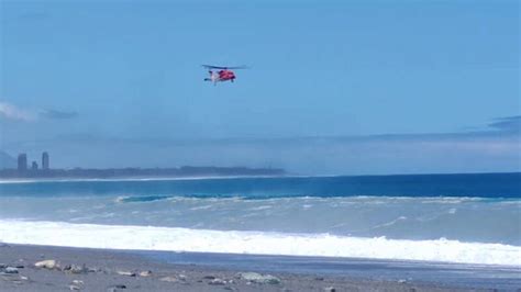 花蓮外海2童遭海浪捲走1獲救 失蹤男童被浪打上岸送醫後不治 社會 自由時報電子報