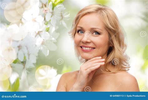 Donna Sorridente Con Le Spalle Nude Che Toccano Fronte Immagine Stock Immagine Di Organico