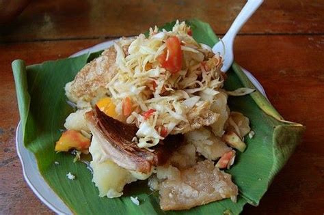 Vigorón Recipe: Nicaraguan Yuca, Pork Rind & Cabbage Salad