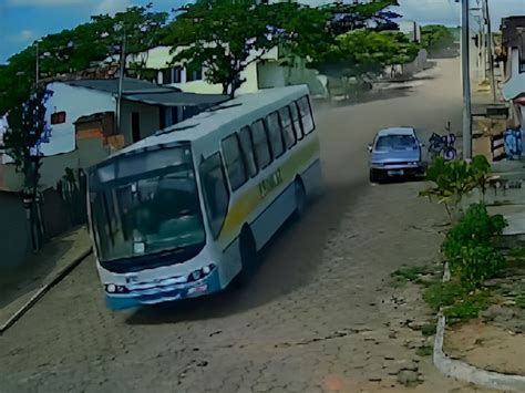 Vídeo Ônibus Escolar Desce Ladeira Desgovernado Em Ponto Belo Nova