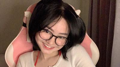 Tampilan Seksi Tokyolagi Dengan Lingerie Biru Dan Stocking Renda