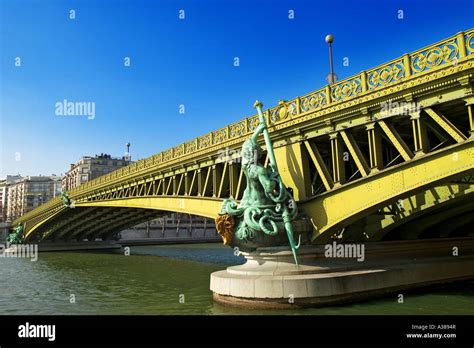 MIRABEAU BRIDGE - PARIS - FRANCE Stock Photo - Alamy