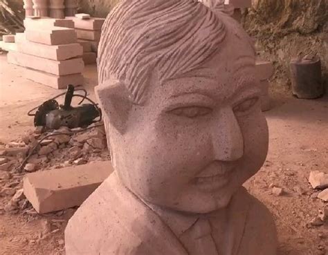 Escultor del busto de Benito Juárez ataca de nuevo presenta ahora el