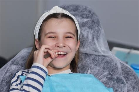 Portrait De Jeune Fille Avec Une Dent Perdue Enfant Adolescent Avec Une