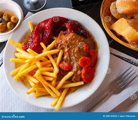 Bochechas De Porco Cozidas Pimenta Vermelha Assada E Batatas Fritas