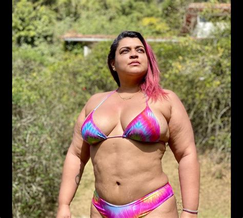 Foto Preta Gil posa de biquíni e inspira mulheres ao exibir o corpo