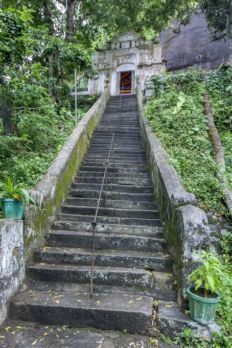 Una Escalera En El Antiguo Templo De Mulkirigala En Sri Lanka Imagen