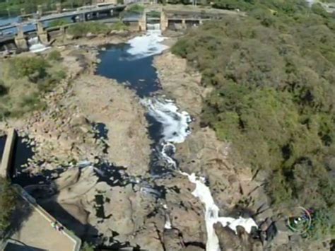 G1 Estiagem Baixa Nível Do Rio Tietê E Revela Lixo Acumulado Em Salto