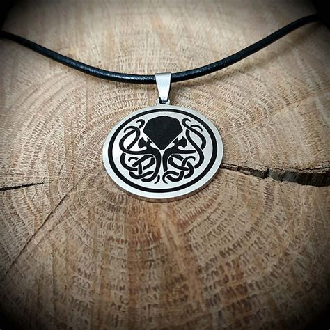 Médaillon acier Cthulhu noir et argent 3cm monté sur collier ras de cou