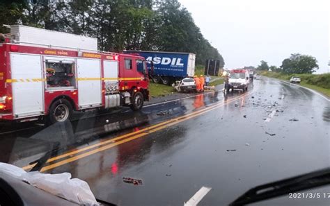 Tr S Pessoas Morrem Em Acidente Entre Carro E Caminh O Na Mg Em