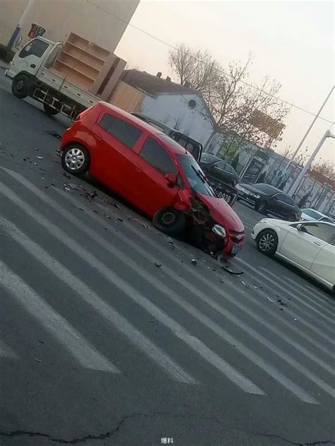 濱州黃河十一路附近三車相撞 車損嚴重 每日頭條