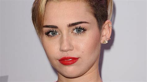 Miley Cyrus Debuts New Bob Haircut At Christmas Festival (PHOTOS ...