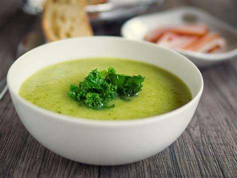 Prepara esta saludable crema de cilantro con queso panela receta rápida