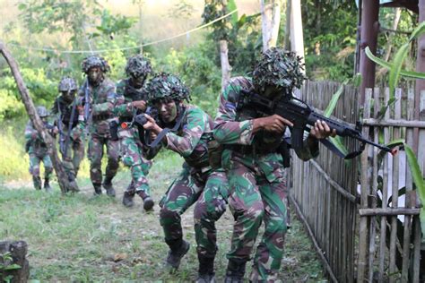 Petarung Brigif 1 Marinir Laksanakan Operasi Daerah Hutan Berpenduduk