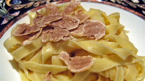 Tagliatelle al tartufo bianco Tagliatelle mit weißem Albatrüffel