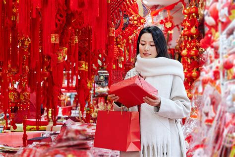 买年货的女子手拿新年礼物盒高清图片下载 正版图片507512895 摄图网