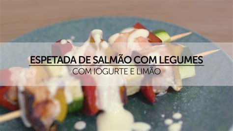 Espetadas de salmão legumes e molho de iogurte e limão