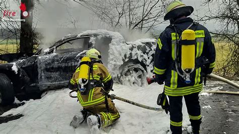 D Pkw Brennt Nach Kollision Mit Baum Bei Wachtberg Lenker Ums Leben