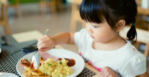 貧困に悩むシングルマザーの食事や生活とは？自己責任と言われる風潮から脱出するには