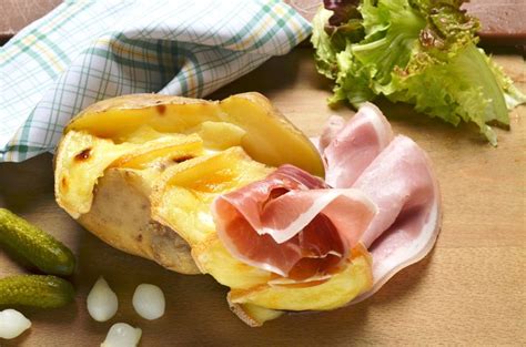 La Savoyarde Pomme De Terre Cuite Au Four Jambon Cru Jambon Cuit