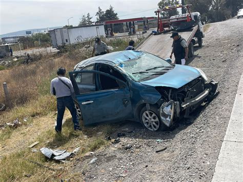 Aparatosa volcadura en la México Querétaro deja un herido Noticias de