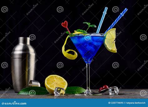 C Ctel Blue Lagoon Con Licor Azul Curacao Vodka Jugo De Lim N Y Gaseosa