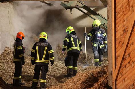 Drei Feuerwehren Bei N Chtlichem Brand In Einem Hackschnitzellager In