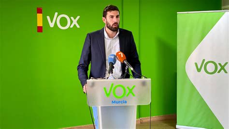 VOX exige explicaciones a López Miras Debe salir de su escondite y