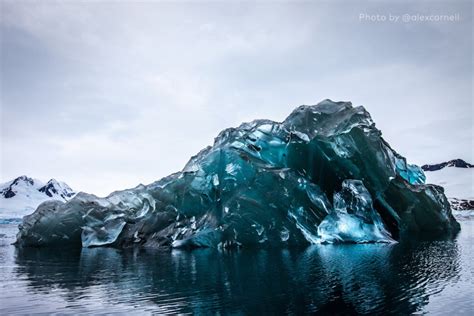 Iceberg Capovolto In Antartide Il Ghiaccio Blu La Repubblica