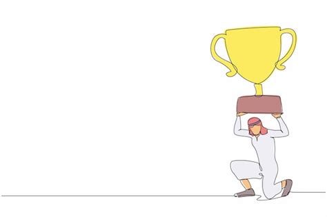 Un solo dibujo de una línea empresario árabe llevando un pesado trofeo