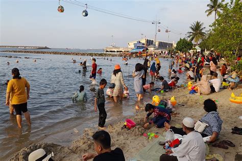 Lebaran Hari Pertama Warga Liburan Ke Ancol