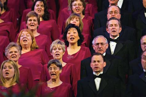 Mormon Tabernacle Choir Performing
