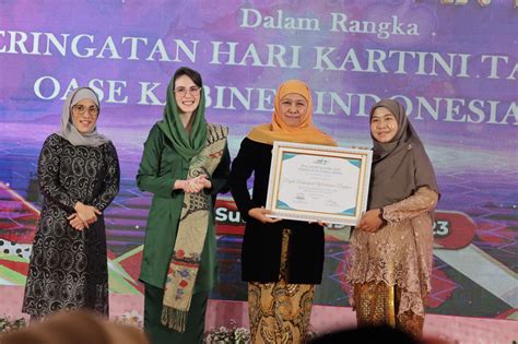 Khofifah Beri Penghargaan Kepada Perempuan Berprestasi Dan Berjasa