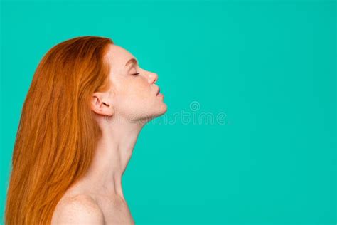 Fille Rousse Douce Tendre Nue Avec Les Yeux Fermés Image stock Image