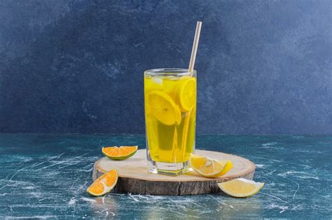 Um copo de limonada rodelas de limão na superfície de mármore