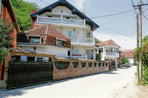 U zavičaju LUKSUZ Ovako izgleda porodična kuća Cece Ražnatović u