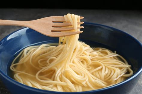 Comendo O Prato Do Macarronete Hashis Foto De Stock Imagem De