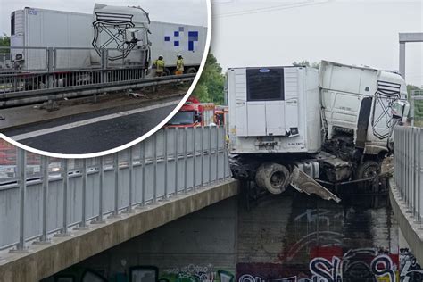 LKW verunfallt auf Bundesautobahn und bleibt auf Brücke hängen