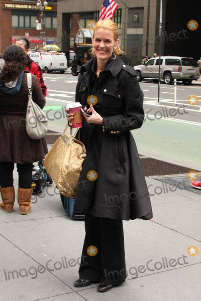 Pictures From Bethenny Frankel S Unveiling Of Her Peta I D Rather Go Naked Holiday Campaign