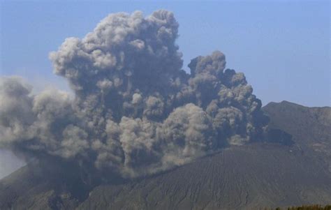 Vulcão Sakurajima entra em erupção no sudoeste do Japão vídeo CLM Brasil