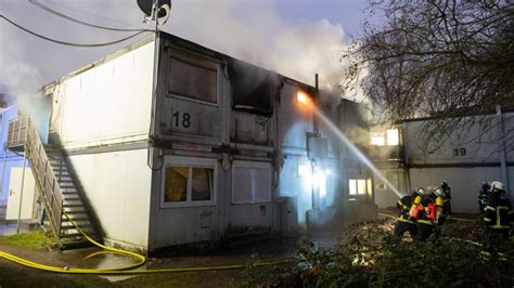 Hamburger Fl Chtlingsheim In Flammen Toter Nach Brand In