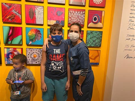 Familiares e crianças autismo fazem visita à exposição de arte em