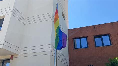 Izan La Bandera Arco Ris En Delegaci N Por El D A Internacional Del